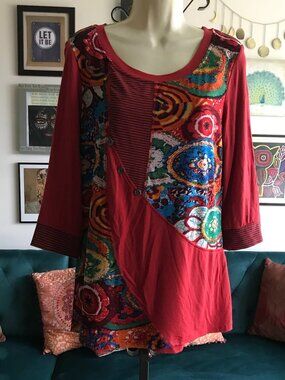 MIRROR IMAGE size M Red Stretch Jersey Artsy Print Accent 3/4 Sleeve Top